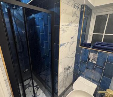 Gloucester Apartment | Marble blue flat, City of Gloucester