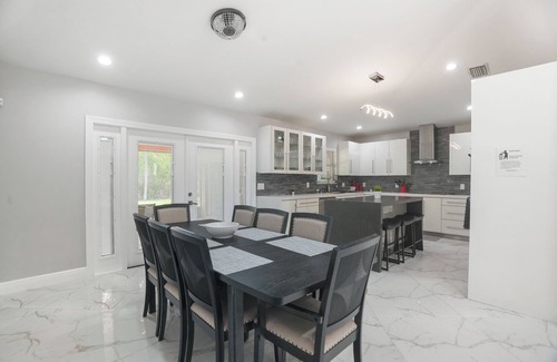 Town N County Park House | Marble Luxe - Comfy Retreat - Massive Yard