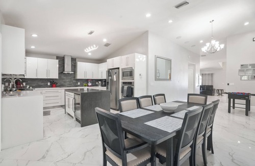 Town N County Park House | Marble Luxe - Comfy Retreat - Massive Yard
