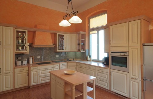 Suedvorstadt Apartment | Marble, stucco and a "Roman Bath"