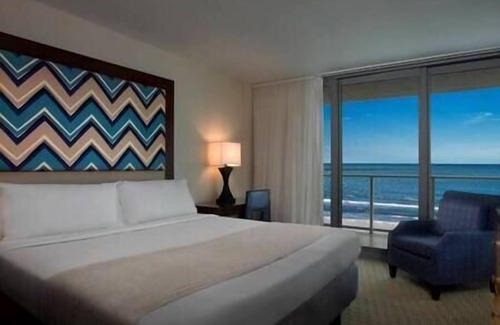 Marco Island Hotel | Marco Crystal Shores Beachfront Resort, Luxury