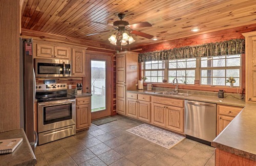 Boswell Cabin | 'Marfly Retreat' - Remote White River Getaway!