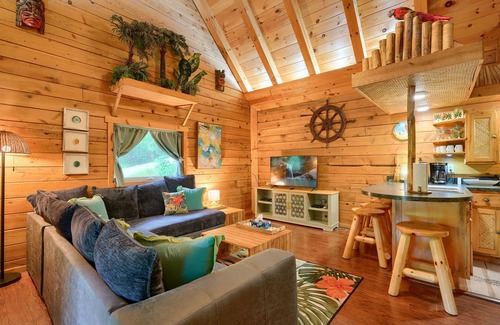 South Bloomingville Cabin | Margaritaville: Pet friendly cabin for 4 w/hot tub + tiki bar in Hocking Hills