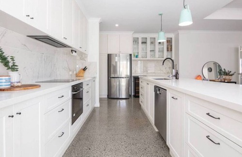 Cervantes House | Margaritaville - King bed, Fast Wifi, Pool table