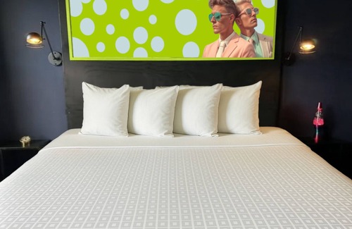 Kenwood Hotel | Mari Jean Hotel - All Adults Welcome