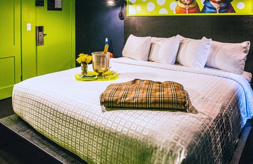 Kenwood Hotel | Mari Jean Hotel - All Adults Welcome