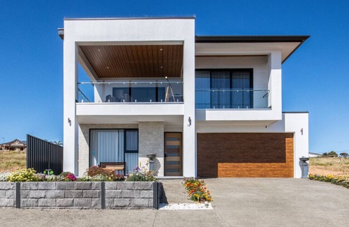 Wallaroo House | Marina Bliss - Luxury Home with Marina Views