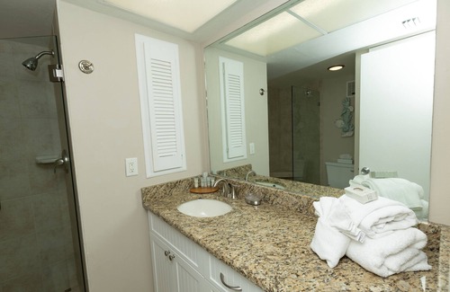 Englewood Condo | Marina One Bedroom Villa by Redawning