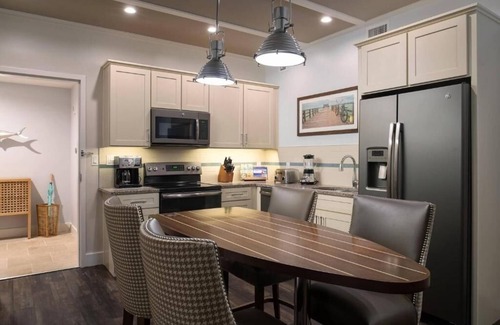 Holmes Beach Hotel | Marina-Side 2BR Haven – Walk to Beach, Fully Equipped Kitchen