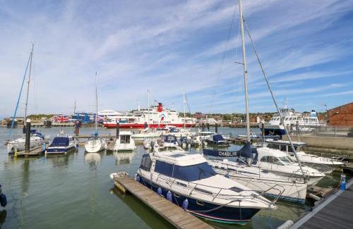 Cowes Apartment | Marina View