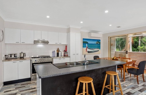 Tarbuck Bay House | Marine Villa @ Smiths Lake