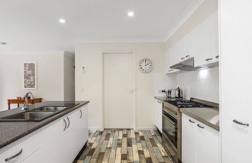 Tarbuck Bay House | Marine Villa @ Smiths Lake
