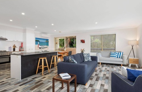 Tarbuck Bay House | Marine Villa @ Smiths Lake