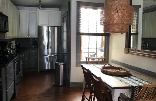 Beach Institute Cottage | Mariner’s Cottage in Historic District, Private Parking