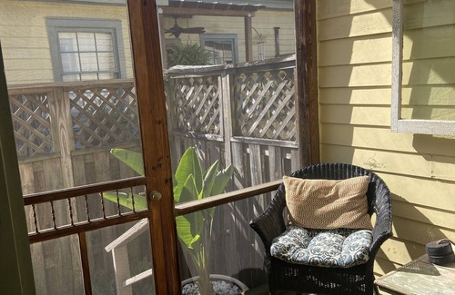 Beach Institute Cottage | Mariner’s Cottage in Historic District, Private Parking