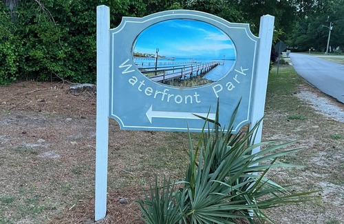 Sneads Ferry Cottage | Mariposa Coastal Cottage, minutes to N Topsail Beach, and Chadwick Bay, NC