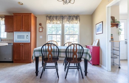 Mariposa House | Mariposa Ridge Retreat close to town amenities and Yosemite Park. Deck hot tub.