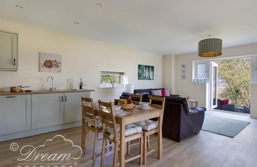 Wyke Regis Cottage | MARKHAM COTTAGE, family friendly, with a garden in Wyke Regis