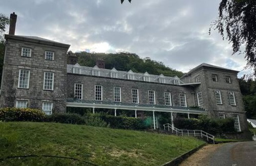 Llandudno Junction Apartment | Marle Hall - Dorm Rooms (Red)