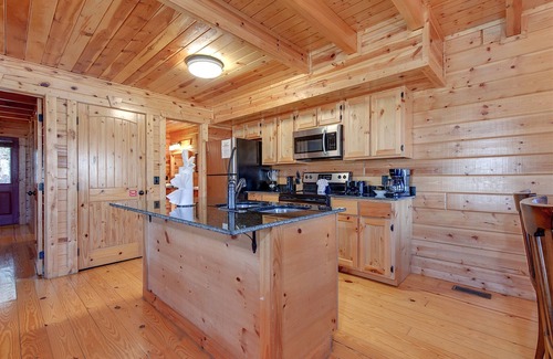 Gatlinburg - Pigeon Forge Cabin | Marlene's Hideaway by Jackson Mountain Rentals