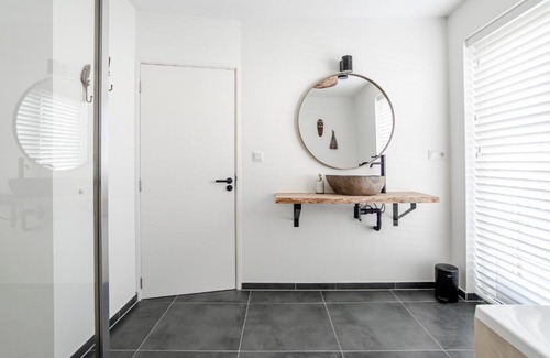 Zandvoort House | Marley’s Beachhouse - Luxury Guest Room with balcony