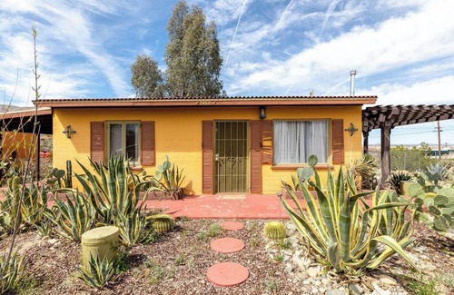 Twentynine Palms House | "Marmalade Skies" charming Desert Retreat, with AC, WiFi