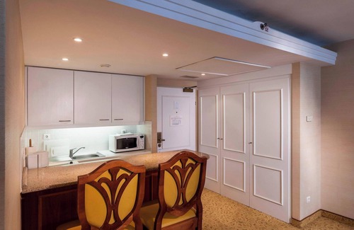 Inner City Budapest Hotel | Marriott Executive Apartments Millennium Court