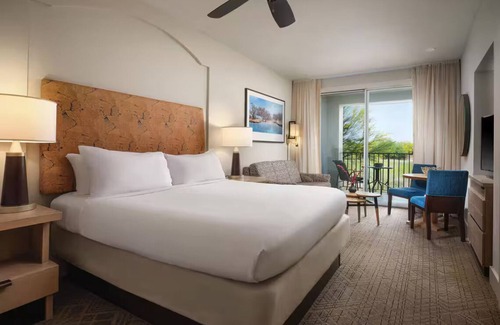 Desert Ridge Hotel | Marriott's Canyon Villas: Luxury hotel with beautiful pools