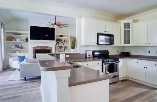 Fayetteville House | Mars Landing- 4-bedroom house in enchanting Fayetteville with fitness room