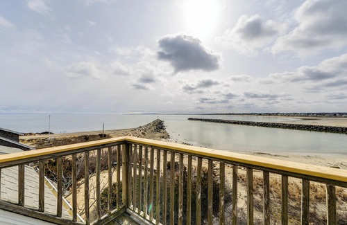 Brant Rock Cottage | Marshfield Home w/4 Decks & Private Beach Access!