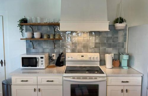 Knoxville House | Martin Mill, Santa Fe Inspired Bungalow, 5 minutes to downtown