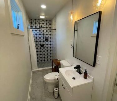 Knoxville House | Martin Mill, Santa Fe Inspired Bungalow, 5 minutes to downtown