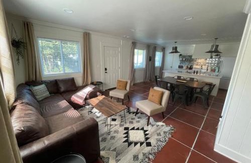 Knoxville House | Martin Mill, Santa Fe Inspired Bungalow, 5 minutes to downtown