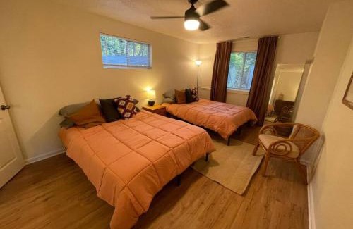 Knoxville House | Martin Mill, Santa Fe Inspired Bungalow, 5 minutes to downtown