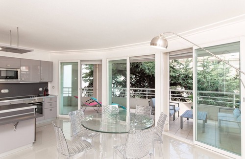 California - Pezou Apartment | MARTINEZ HOTEL AREA: Modern 3 bedrooms w/terrace