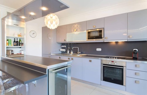 California - Pezou Apartment | MARTINEZ HOTEL AREA: Modern 3 bedrooms w/terrace