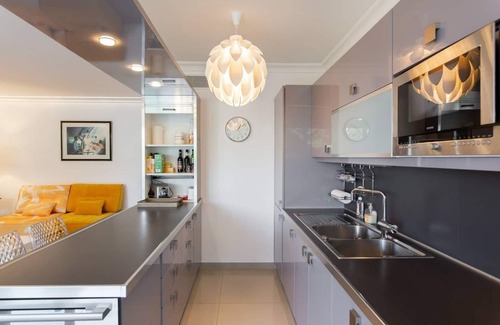 California - Pezou Apartment | MARTINEZ HOTEL AREA: Modern 3 bedrooms w/terrace