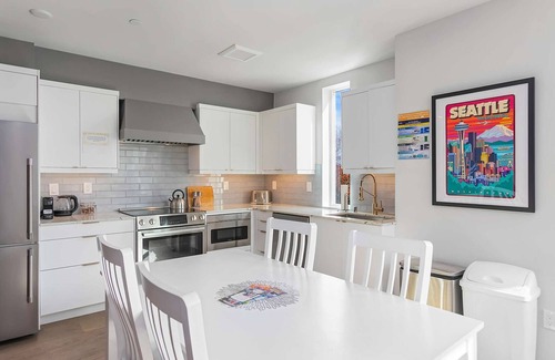 East Queen Anne House | Marty's Classic Guitar Sweet Suite