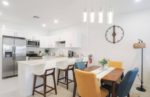 East End House | Marvelous 3-bedroom townhome with pool and ocean views in East End