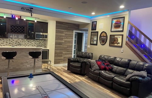 Avondale House | Marvelous 3-bedroom town-home in Chicago.n