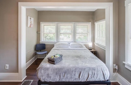 Rochester Apartment | Marvelous Colonial Mins to Strong/UofR/Airprt/RIT