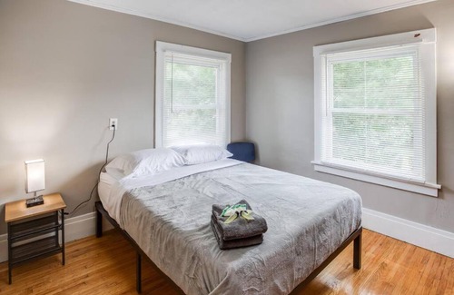 Rochester Apartment | Marvelous Colonial Mins to Strong/UofR/Airprt/RIT