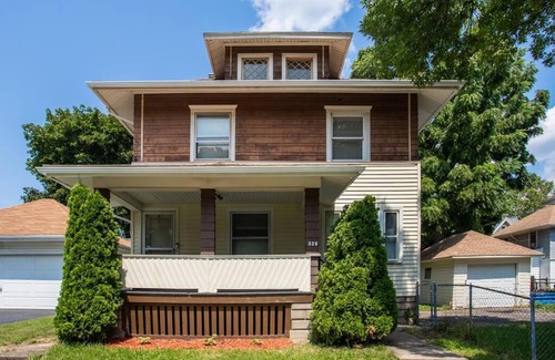 Rochester Apartment | Marvelous Colonial Mins to Strong/UofR/Airprt/RIT