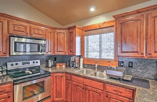 Victor House | Mary Ann's Mountain Maison- enjoy nat'l parks; grill out; garage