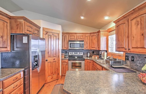 Victor House | Mary Ann's Mountain Maison- enjoy nat'l parks; grill out; garage