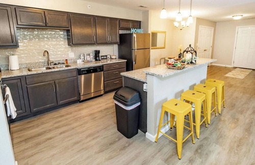 Newburgh Apartment | Mary - H · Conveniently Located 2bd 2ba Apt w/Pool & Wi-Fi