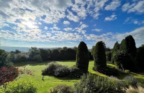 Painswick Apartment | Maryhill-Cotswolds-Stunning Grounds-Parking-Wifi-Sleeps 14