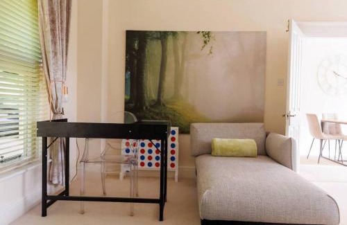 Painswick Apartment | Maryhill-Cotswolds-Stunning Grounds-Parking-Wifi-Sleeps 14