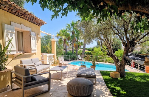 Roquebrune-sur-Argens Villa | Mas Provençal at the foot of the Roquebrune sur Argens rock face
