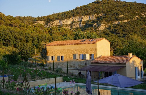 Venasque House | Mas Provencal - Near Gordes & Senanque Abbey
